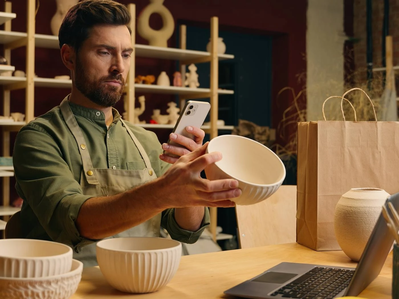 Handwerker fotografiert seine Ware für den Onlineshop