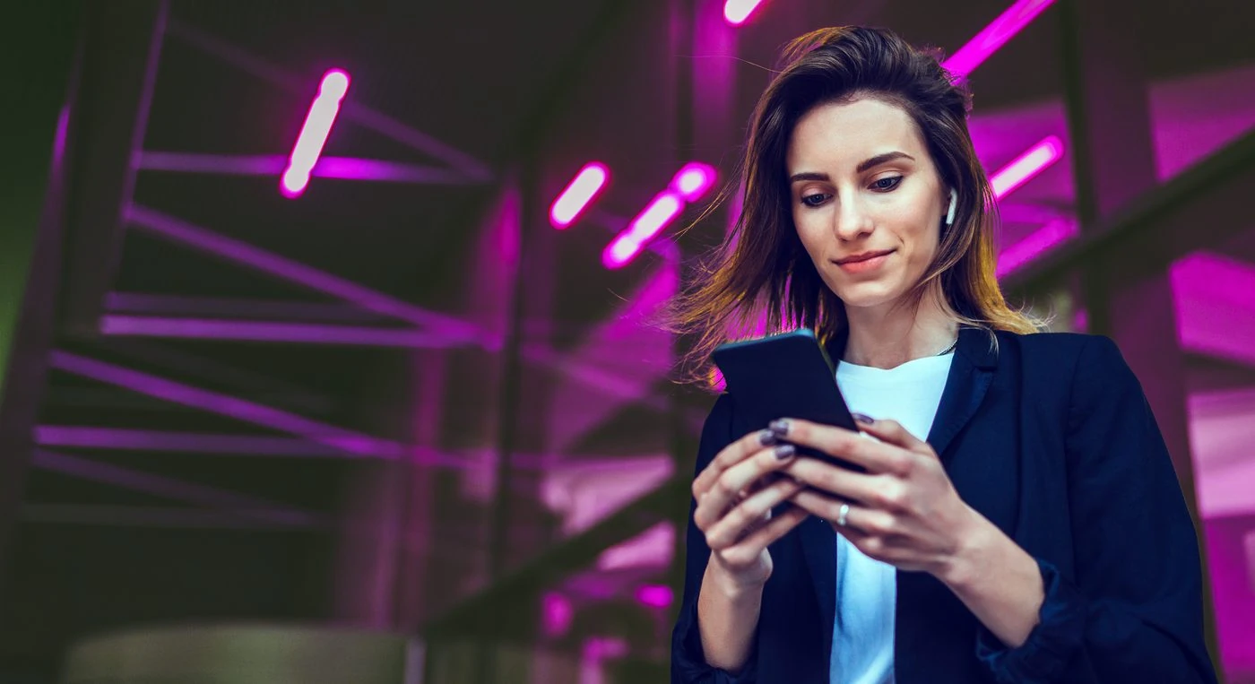 Frau mit Smartphone